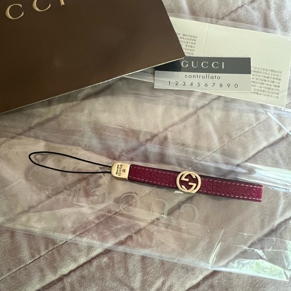 Gucci leather berry mini cell phone strap, key fob - Picture 4 of 4